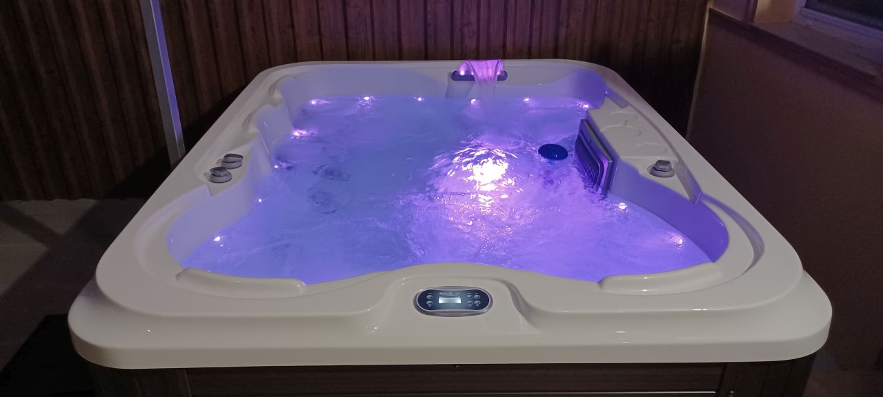 Jakuzzi 12.000ft/éj